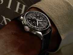 Breitling Premier B01 Chronograph 42 Automatik Edelstahl schwarzes Zifferblatt schwarzes Lederband – Herrenuhren Chronograph aus Edelstahl und Leder. Das Gehäuse ist rund und silber. Das Lederarmband Kroko / Alligator ist schwarz. Das Zifferblatt ist arabisch und schwarz. – Ansicht 5