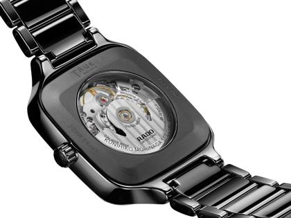 Rado True Square x Kunihiko Morinaga Special Edition Automatik schwarze Keramik 38mm photochromes Zifferblatt schwarzes Keramikband – Herrenuhren Uhr ohne Datum aus Keramik und Titan. Das Gehäuse ist quadratisch und schwarz. Das Keramikarmband ist schwarz. Der Zifferblatt ist ohne Zeichen. – Ansicht 4