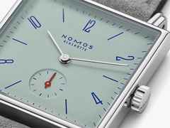 Nomos Glashütte Tetra Petit Four Matcha Handaufzug Edelstahl 29mm grünes Zifferblatt graues Lederband Stahlboden – Damenuhren Uhr ohne Datum aus Edelstahl. Das Gehäuse ist quadratisch und silber. Das Lederarmband ist grau. Das Zifferblatt ist arabisch Index und grün. – Ansicht 4