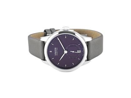 Union Glashütte 1893 Johannes Dürrstein Edition Kleine Sekunde Automatik violett D007.228.16.401.00 Full Set mit Garantie Occasion Neu – Damenuhren Uhr mit Datum aus Edelstahl. Das Gehäuse ist rund und silber. Das Lederarmband ist grau. Das Zifferblatt ist ein Index in lila.