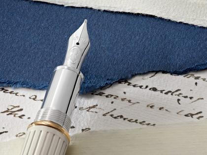 Montblanc Writers Edition                    2024: Jane Austen Limited Edition  3er Set – Schreibgeräte Füllfederhalter in beige und aus 750 Gelbgold, Edelharz, Metall, platiniert, rhodiniert und vergoldet. – Ansicht 6