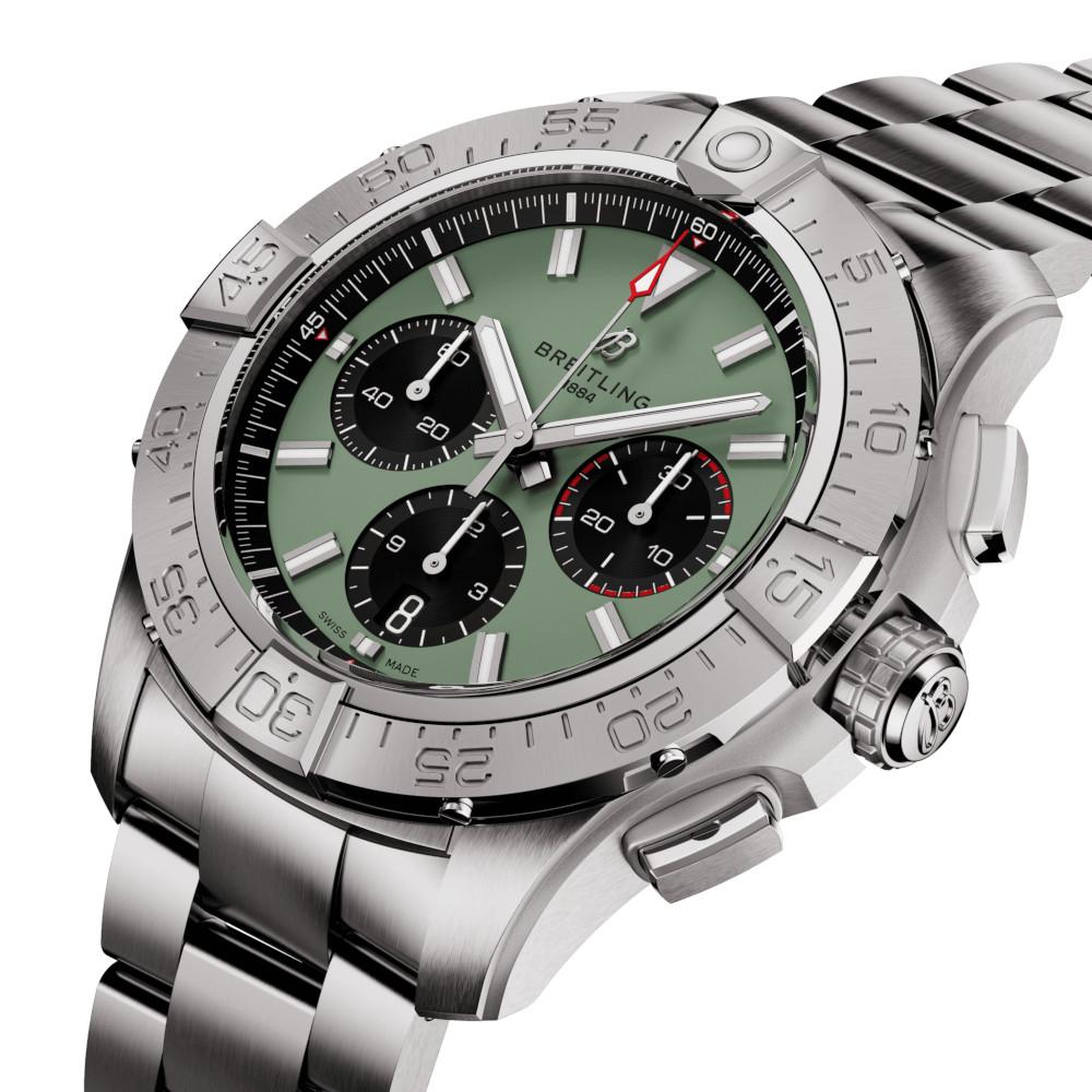 Breitling Avenger B01 Chronograph 44 Automatik Edelstahl grünes Zifferblatt Metallband – Herrenuhren Chronograph aus Edelstahl. Das Gehäuse ist rund und silber. Das Edelstahlarmband ist silber. Das Zifferblatt ist ein Index in grün. – Ansicht 2