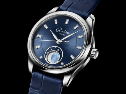 Glashütte Original Lady Serenade Luna Automatik Edelstahl 32,5mm blaues Zifferblatt blaues Lederband – Damenuhren Uhr ohne Datum aus Edelstahl und Leder. Das Gehäuse ist rund und silber. Das Lederarmband Kroko / Alligator ist blau. Das Zifferblatt ist ein Index in weiß. – Ansicht 2