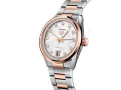 TAG Heuer Carrera Date Automatik Edelstahl 36mm weißes Perlmutt-Zifferblatt mit Brillanten zweifarbiges Metallband – Damenuhren Uhr mit Datum aus 750 Rotgold und Edelstahl. Das Gehäuse ist rund und silber-roségold. Das Edelstahlarmband mit Gold ist silber-roségold. Das Zifferblatt ist ein Index in weiß. – Ansicht 2