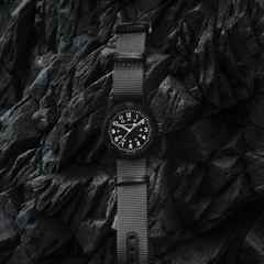 Hamilton Khaki Field Mechanical Handaufzug Edelstahl 38mm schwarzes Zifferblatt schwarzes Textilband – Herrenuhren Uhr ohne Datum aus Edelstahl und PVD beschichtet. Das Gehäuse ist rund und schwarz. Das Textilarmband ist schwarz. Das Zifferblatt ist arabisch Index und schwarz. – Ansicht 3