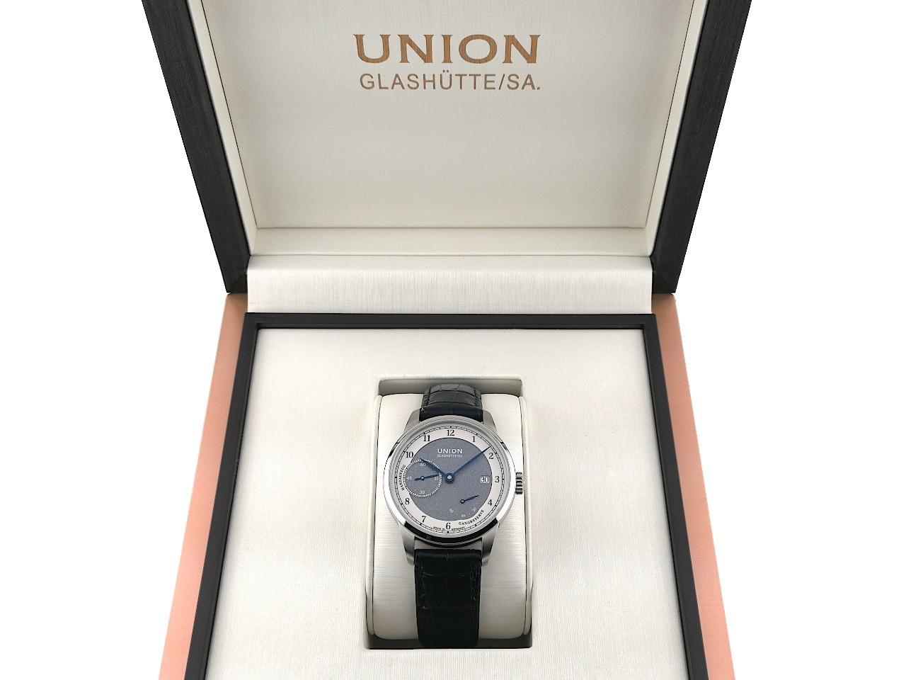 Union Glashütte 1893 Johannes Dürrstein Edition Gangreserve Handaufzug Edelstahl 41mm Lederband D007.456.16.082.00 Full Set mit Garantie Occasion – Herrenuhren Uhr mit Datum aus Edelstahl. Das Gehäuse ist rund und silber. Das Lederarmband ist blau. Das Zifferblatt ist arabisch Index und grau. – Ansicht 4