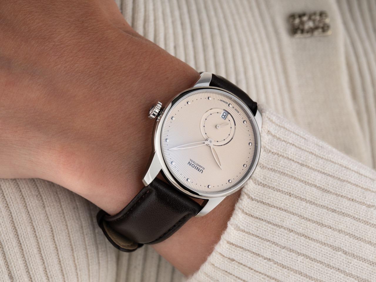 Union Glashütte Seris Automatik Edelstahl 36mm beiges Zifferblatt braunes Lederband – Damenuhren Uhr mit Datum aus Edelstahl und Leder. Das Gehäuse ist rund und silber. Das Lederarmband ist braun. Das Zifferblatt ist ein Index in beige. – Ansicht 2
