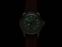 Oris Big Crown Pointer Date Calibre 403 Automatik Edelstahl 40mm grünes Zifferblatt braunes Lederband – Herrenuhren Uhr mit Datum aus Edelstahl und Leder. Das Gehäuse ist rund und silber. Das Lederarmband ist braun. Das Zifferblatt ist arabisch und grün. – Ansicht 4
