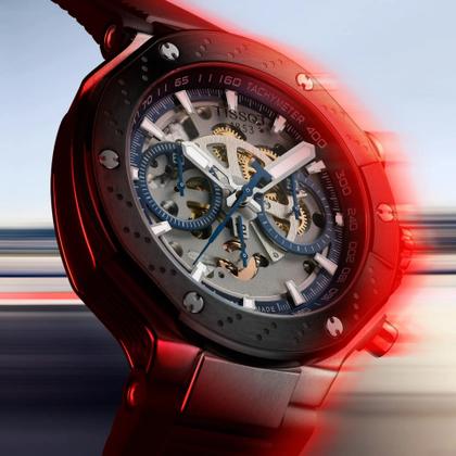 Tissot T-Race MotoGP                   2025 Chronograph Limited Edition Automatic Edelstahl 45mm skelettiertes Zifferblatt schwarzes Silikonband – Herrenuhren Chronograph aus Edelstahl und PVD beschichtet. Das Gehäuse ist rund und silber. Das Kautschuk / Kunststoff / Silikon Armband ist schwarz. Das Zifferblatt ist ein Index in blau. – Ansicht 2