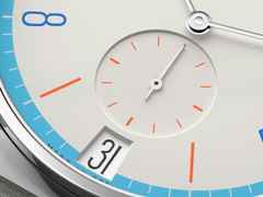 Nomos Glashütte Tangente 38 Datum "175 Years Watchmaking - Peace" Handaufzug Edelstahl cremeweißes Zifferblatt graues Textilband Glasboden – Herrenuhren Uhr mit Datum aus Edelstahl. Das Gehäuse ist rund und silber. Das Textilarmband ist grau. Das Zifferblatt ist arabisch Index und beige. – Ansicht 5
