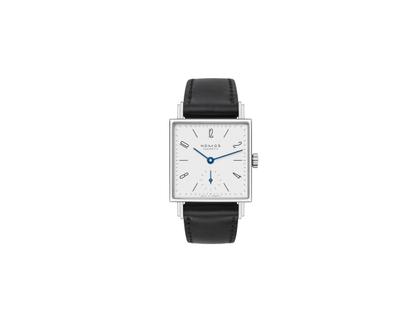 Nomos Glashütte Tetra 27 Weiss Handaufzug Edelstahl 27mm weißes Zifferblatt schwarzes Lederband Stahlboden – Damenuhren Uhr ohne Datum aus Edelstahl und Leder. Das Gehäuse ist quadratisch und silber. Das Lederarmband ist schwarz. Das Zifferblatt ist arabisch Index und weiß.