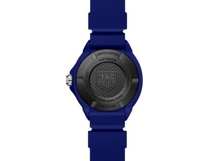 TAG Heuer Formula 1 Solargraph Quarz Kunststoff 38mm weißes Zifferblatt blaues Kautschukband – Herrenuhren Uhr mit Datum aus Edelstahl und Kunststoff. Das Gehäuse ist rund und schwarz. Das Kautschuk / Kunststoff / Silikon Armband ist blau. Das Zifferblatt ist ein Index in weiß. – Ansicht 2