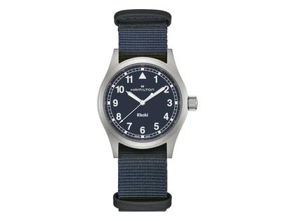 Hamilton Khaki Field Quartz Edelstahl 38mm blaues Zifferblatt blaues NATO-Textilband – Herrenuhren Uhr ohne Datum aus Edelstahl. Das Gehäuse ist rund und grau. Das Textilarmband ist blau. Das Zifferblatt ist ein Index in blau.