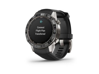 Garmin MARQ Aviator digital  Performance Edition schwarzes Silikonband – Herrenuhren Uhr Multifunktion aus Titan. Das Gehäuse ist rund und grau. Das Kautschuk / Kunststoff / Silikon Armband ist schwarz. Das Zifferblatt ist digital und schwarz. – Ansicht 3