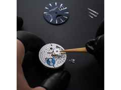 Frederique Constant Manufacture Classic Power Reserve Big Date Automatik Edelstahl 40mm blaues Zifferblatt blaues Lederband – Herrenuhren Uhr mit Datum aus Edelstahl und Leder. Das Gehäuse ist rund und silber. Das Lederarmband Kroko / Alligator ist blau. Das Zifferblatt ist ein Index in blau. – Ansicht 3