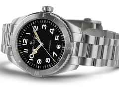 Hamilton Khaki Field Expedition Automatik Edelstahl 41mm schwarzes Zifferblatt Metallband – Herrenuhren Uhr ohne Datum aus Edelstahl. Das Gehäuse ist rund und silber. Das Edelstahlarmband ist silber. Das Zifferblatt ist arabisch und schwarz. – Ansicht 2