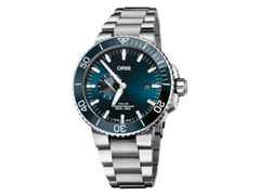 Oris Aquis Small Second Automatik Edelstahl 45,5mm blaues Zifferblatt Metallband – Herrenuhren Uhr mit Datum aus Edelstahl und Keramik. Das Gehäuse ist rund und silber. Das Edelstahlarmband ist silber. Das Zifferblatt ist ein Index in blau.