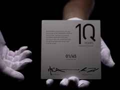 Qlocktwo Large Creators Edition 10 Years Gold – Großuhren Wanduhr aus Edelstahl. Das Gehäuse ist quadratisch. Das Zifferblatt ist digital und gelbgold. – Ansicht 2