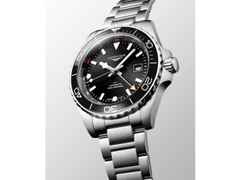 Longines HydroConquest GMT Automatik Edelstahl 43mm schwarzes Zifferblatt Metallband – Herrenuhren Uhr mit Datum aus Edelstahl und Keramik. Das Gehäuse ist rund und silber. Das Edelstahlarmband ist silber. Das Zifferblatt ist arabisch Index und schwarz. – Ansicht 3
