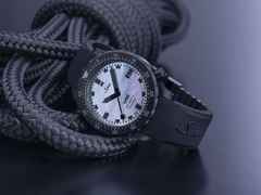 Sinn Spezialuhren U50 S Taucheruhr Automatik U‑Boot‑Stahl 41mm Perlmuttzifferblatt rotes Silikonband – Herrenuhren Uhr mit Datum aus Edelstahl und PVD beschichtet. Das Gehäuse ist rund und schwarz. Das Kautschuk / Kunststoff / Silikon Armband ist rot. Das Zifferblatt ist ein Index in schwarz. – Ansicht 2