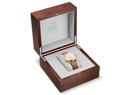 Oris Big Crown Wings of Hope Limited Edition Automatik Gelbgold 38mm weißes Zifferblatt braunes Lederband – Herrenuhren Uhr ohne Datum aus 750 Gelbgold und Leder. Das Gehäuse ist rund und gelbgold. Das Lederarmband ist braun. Das Zifferblatt ist arabisch und weiß. – Ansicht 4