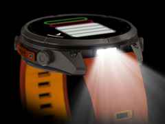 Garmin Fenix 9 Pro inReach Titan 47mm digitales Display orangefarbenes Silikonband – Herrenuhren Uhr Multifunktion aus Kautschuk und Titan. Das Gehäuse ist rund und grau. Das Kautschuk / Kunststoff / Silikon Armband ist orange. Das Zifferblatt ist digital und schwarz. – Ansicht 6