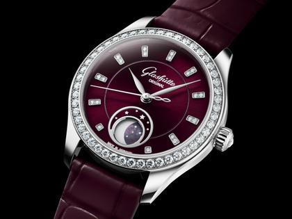 Glashütte Original Lady Serenade Luna Purpursamt Automatik Edelstahl 32,5mm violettes Zifferblatt violettes Lederband – Damenuhren Uhr ohne Datum aus 750 Weißgold, Edelstahl und Leder. Das Gehäuse ist rund und silber. Das Lederarmband Kroko / Alligator ist lila. Das Zifferblatt ist ein Index in lila. – Ansicht 6