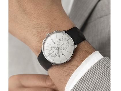 Junghans Meister fein Chronoscope MEGA Solar Funkuhr Edelstahl 39mm weißes Zifferblatt schwarzes Lederband – Herrenuhren Uhr mit Datum aus Edelstahl. Das Gehäuse ist rund und silber. Das Lederarmband ist schwarz. Das Zifferblatt ist ein Index in weiß. – Ansicht 3