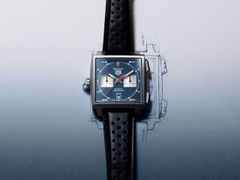 TAG Heuer Monaco Chronograph Automatik Titan 39mm blaues Zifferblatt schwarzes Lederband – Herrenuhren Chronograph aus Titan. Das Gehäuse ist quadratisch und grau. Das Lederarmband ist schwarz. Das Zifferblatt ist ein Index in blau. – Ansicht 6