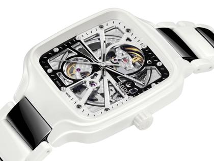 Rado True Square Open Heart Diamonds Automatik Keramik 38mm weißes Zifferblatt weißes Keramikband limitiert – Herrenuhren Uhr ohne Datum aus Keramik und Titan. Das Gehäuse ist quadratisch und weiß. Das Keramikarmband ist weiß. Das Zifferblatt ist skelettiert und weiß. – Ansicht 2