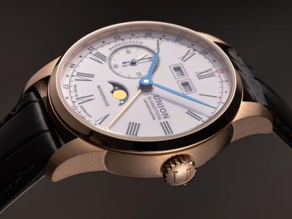 Union Glashütte 1893 Johannes Dürrstein Mondphase Limited Edition Handaufzug Rotgold 41mm weißes Zifferblatt braunes Lederband – Herrenuhren Uhr mit Datum aus 750 Rotgold und Leder. Das Gehäuse ist rund und roségold. Das Lederarmband ist braun. Das Zifferblatt ist arabisch römisch und weiß. – Ansicht 3