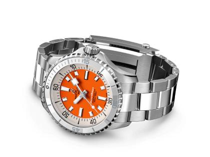 Breitling Superocean Automatic 36 Edelstahl orangenes Zifferblatt Metallband – Damenuhren Uhr ohne Datum aus Edelstahl und Keramik. Das Gehäuse ist rund und silber. Das Edelstahlarmband ist silber. Das Zifferblatt ist ein Index in orange. – Ansicht 3