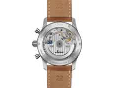 Sinn Spezialuhren 903 St II HB Navigationschronograph Automatik Edelstahl 41mm hellblaues Zifferblatt Metallband und Lederband limitiert – Herrenuhren Chronograph aus Edelstahl und Leder. Das Gehäuse ist rund und silber. Das Edelstahlarmband ist silber. Das Zifferblatt ist arabisch Index und blau. – Ansicht 4