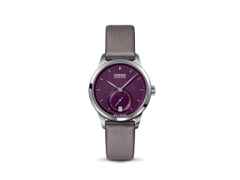 Union Glashütte 1893 Johannes Dürrstein Edition Kleine Sekunde Automatik Edelstahl 34mm violettes Zifferblatt graues Lederband – Damenuhren Uhr mit Datum aus Edelstahl und Leder. Das Gehäuse ist rund und silber. Das Lederarmband ist grau. Das Zifferblatt ist ein Index in lila.