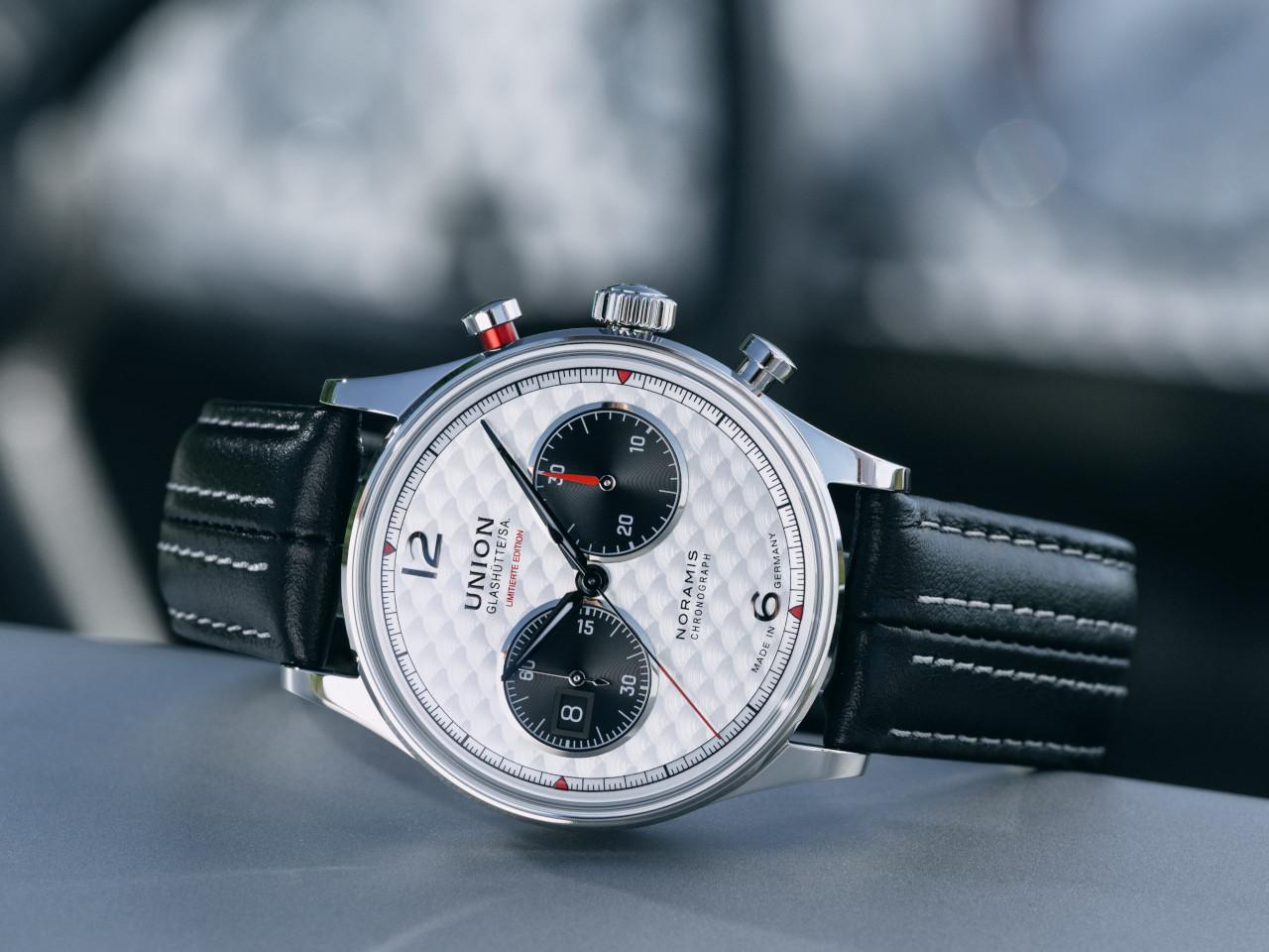 Union Glashütte Noramis Chronograph Sachsen Classic 2025 Limited Edition Automatik Edelstahl 42mm silberfarbenes Zifferblatt schwarzes Lederband – Herrenuhren Chronograph aus Edelstahl und Leder. Das Gehäuse ist rund und silber. Das Lederarmband ist schwarz. Das Zifferblatt ist arabisch Index und silber. – Ansicht 5