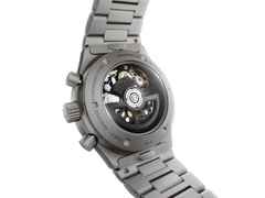 Porsche Design Chronograph 1 - All Titanium Numbered Edition – Herrenuhren Chronograph aus Edelstahl und PVD beschichtet. Das Gehäuse ist rund und silber. Das Titanarmband ist silber. Das Zifferblatt ist ein Index in schwarz. – Ansicht 3