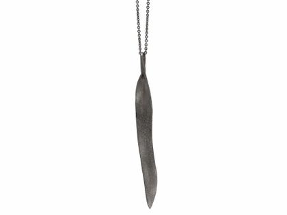 Heiring Blatt Anhänger Large schmal Silber oxidiert – Anhänger Anhänger ohne Besatz in schwarz und aus 925 Silber und rhodiniert.
