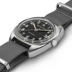 Hamilton Khaki Aviation Pilot Pioneer Mechanical Handaufzug Edelstahl 36x33mm graues Zifferblatt graues Textilband – Herrenuhren Uhr ohne Datum aus Edelstahl. Das Gehäuse ist rund und silber. Das Textilarmband ist grau. Das Zifferblatt ist arabisch und schwarz. – Ansicht 3