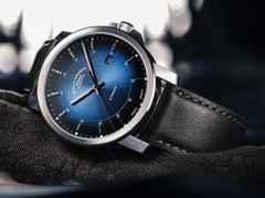 Mühle Glashütte 29er Casual Automatik Edelstahl 42,4mm blaues Zifferblatt braunes Lederband – Herrenuhren Uhr mit Datum aus Edelstahl und Leder. Das Gehäuse ist rund und silber. Das Lederarmband ist blau. Das Zifferblatt ist ein Index in braun. – Ansicht 5