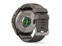 Garmin Fenix 9 Pro inReach Solar Titan 51mm digitales Display graues Silikonband – Herrenuhren Uhr Multifunktion aus Kautschuk und Titan. Das Gehäuse ist rund und grau. Das Kautschuk / Kunststoff / Silikon Armband ist grau. Das Zifferblatt ist digital und schwarz. – Ansicht 4