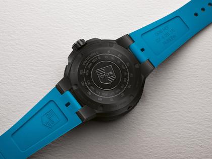 Oris Aquis Pro 1000M Automatik Titan Schwarz-PVD 49,5mm blaues Wellen-Zifferblatt blaues Kautschukband – Herrenuhren Uhr mit Datum aus Edelstahl, Kautschuk, PVD beschichtet und Titan. Das Gehäuse ist rund und schwarz. Das Kautschuk / Kunststoff / Silikon Armband ist blau. Das Zifferblatt ist ein Index in blau. – Ansicht 7
