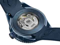 Rado Captain Cook High-Tech Ceramic Skeleton Limited Edition Orange Automatik Keramik 43mm skelettiertes Zifferblatt blaues Kautschukband – Herrenuhren Uhr ohne Datum aus Edelstahl, Kautschuk, Keramik, PVD beschichtet und Titan. Das Gehäuse ist rund und blau. Das Kautschuk / Kunststoff / Silikon Armband ist blau. Das Zifferblatt ist ein Index in grau. – Ansicht 4