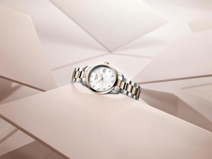 Longines Conquest Classic Quarz Edelstahl 34mm weißes Perlmutt-Zifferblatt mit Diamanten Metallband – Damenuhren Uhr mit Datum aus Edelstahl. Das Gehäuse ist rund und silber-roségold. Das Edelstahlarmband ist silber-roségold. Das Zifferblatt ist ein Index in weiß. – Ansicht 2