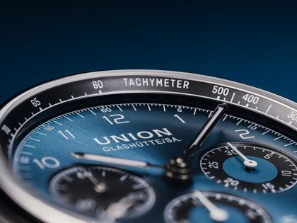 Union Glashütte Belisar Chronograph Automatik Edelstahl 40mm blaues Zifferblatt schwarzes Lederband – Herrenuhren Chronograph aus Edelstahl und Leder. Das Gehäuse ist rund und silber. Das Lederarmband ist schwarz. Das Zifferblatt ist arabisch Index und blau. – Ansicht 4