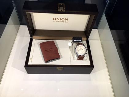 Union Glashütte Belisar Chronograph Sachsen Classic 2018 Limited Edition Automatik Edelstahl 44mm beiges Zifferblatt braunes Lederband – Herrenuhren Chronograph aus Edelstahl und Leder. Das Gehäuse ist rund und silber. Das Lederarmband ist braun. Das Zifferblatt ist arabisch Index und beige. – Ansicht 4
