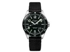 Glashütte Original SeaQ Panoramadatum Automatik Edelstahl 43mm schwarzes Zifferblatt schwarzes Textilband – Herrenuhren Uhr mit Datum aus Edelstahl und Keramik. Das Gehäuse ist rund und silber. Das Textilarmband ist schwarz. Das Zifferblatt ist arabisch Index und schwarz.
