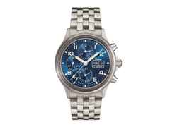 Sinn Spezialuhren 358 Sa Flieger B E Chronograph Automatik Edelstahl 42mm blaues Zifferblatt Metallband – Herrenuhren Chronograph aus Edelstahl. Das Gehäuse ist rund und silber. Das Edelstahlarmband ist silber. Das Zifferblatt ist arabisch Index und blau.