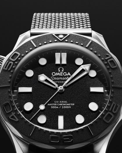 Omega Seamaster Diver 300M  Automatik Edelstahl 42mm Spectre Edition schwarzes Zifferblatt Metallband – Herrenuhren Uhr ohne Datum aus Edelstahl und Titan. Das Gehäuse ist rund und silber. Das Edelstahlarmband ist silber. Das Zifferblatt ist ein Index in schwarz. – Ansicht 7