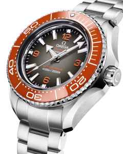 Omega Seamaster Planet Ocean 6000M Ultra Deep Automatik Edelstahl 45,5mm oranges Zifferblatt Metallband – Herrenuhren Uhr ohne Datum aus Edelstahl, Keramik und Titan. Das Gehäuse ist rund und silber. Das Edelstahlarmband ist silber. Das Zifferblatt ist arabisch Index und grau. – Ansicht 2