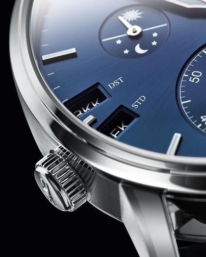 Glashütte Original Senator Cosmopolite Automatik Edelstahl 44mm blaues Zifferblatt blaues Textilband – Herrenuhren Uhr mit Datum aus Edelstahl. Das Gehäuse ist rund und silber. Das Textilarmband ist blau. Das Zifferblatt ist ein Index in blau. – Ansicht 2